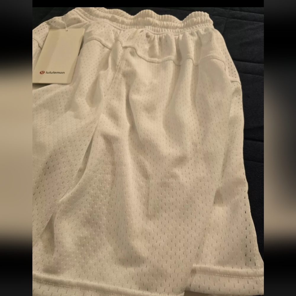 Lululemon FIRE! NWT! Relaxed-Fit Training Short 8" in White. Sz 4. R2S! - Picture 10 of 15